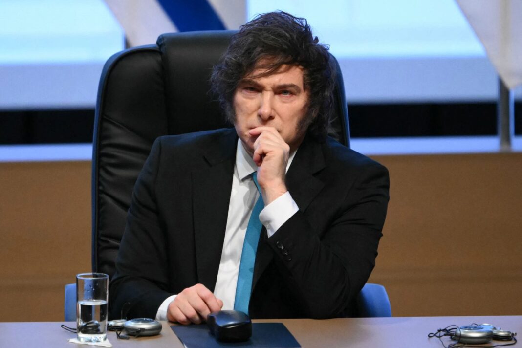 Manuel Adorni, jefe de Gabinete del gobierno de Javier Milei, en conferencia de prensa.