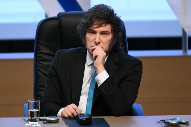 Manuel Adorni, jefe de Gabinete del gobierno de Javier Milei, en conferencia de prensa.