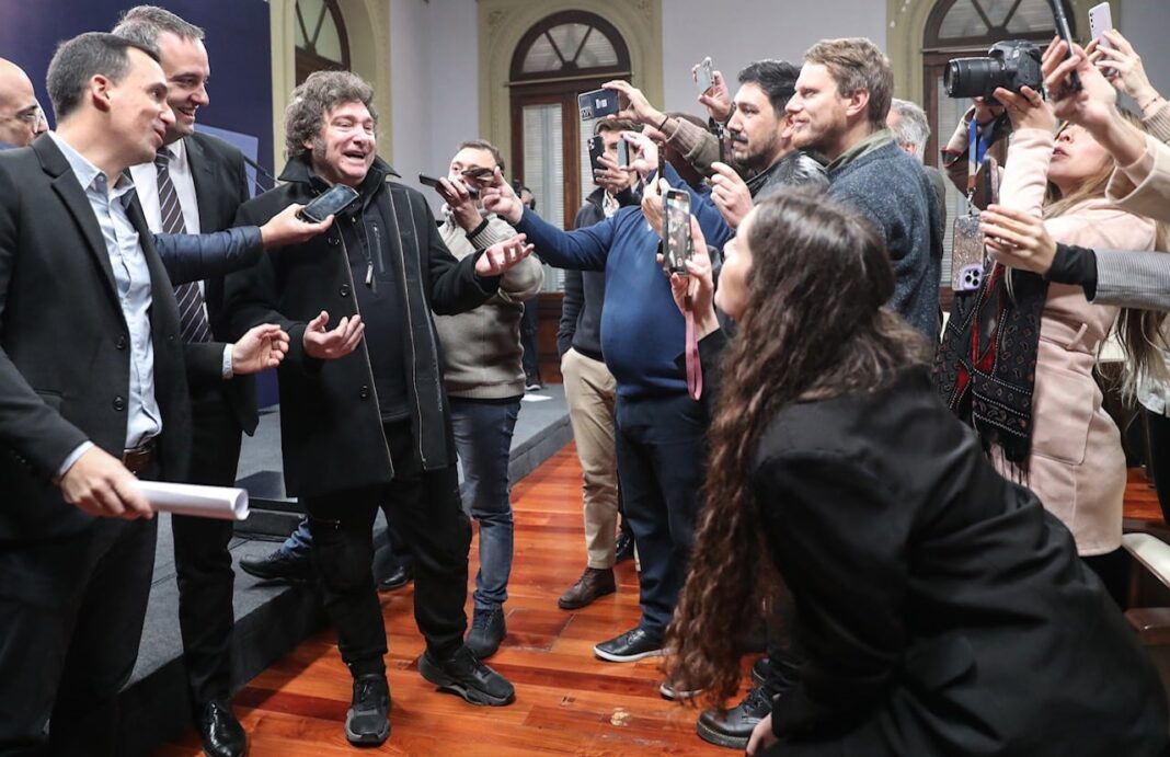 Fachada de la Casa Rosada con cartel de prensa