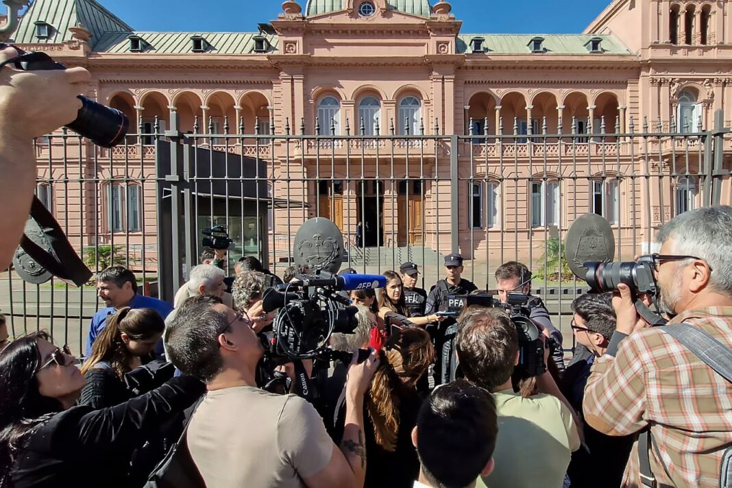 Periodistas frente a la Casa Rosada con acceso restringido