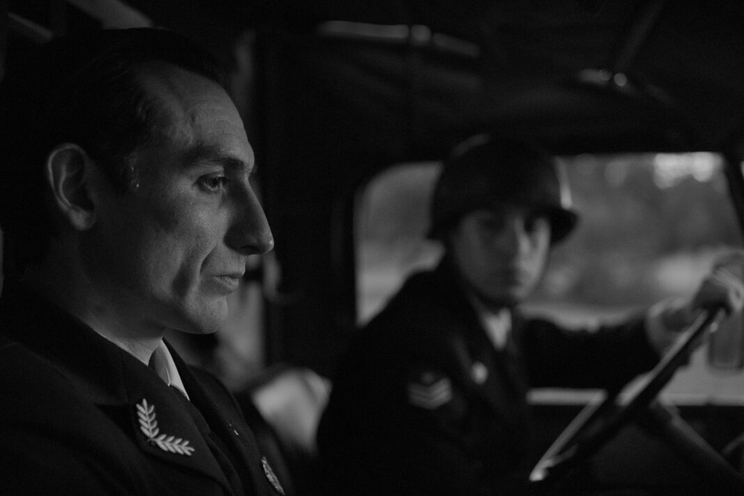 Fotograma en blanco y negro de la película Hangar Rojo, mostrando al personaje del capitán Carlos Silva.