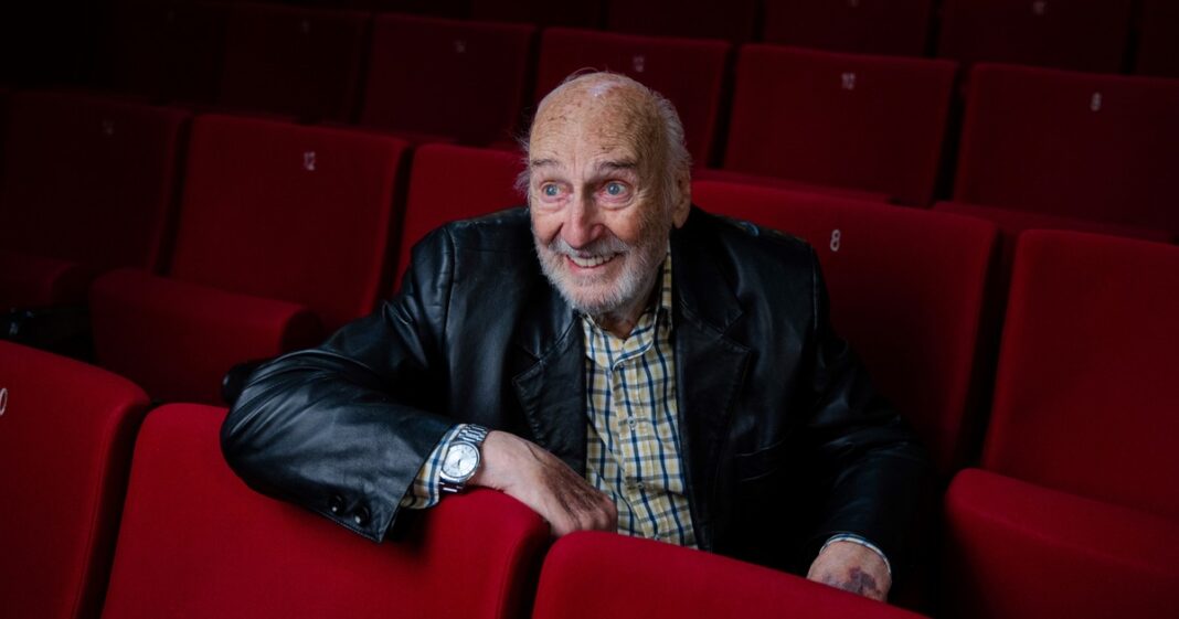 Héctor Alterio recitando un poema de Atahualpa Yupanqui en el estudio de grabación