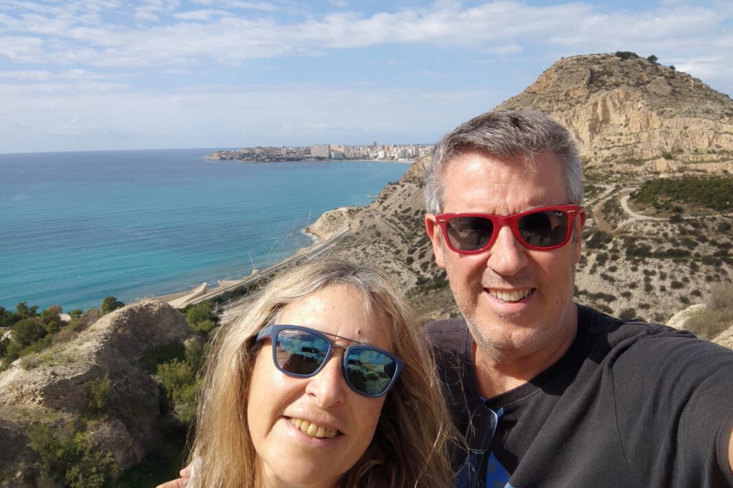 Carlos González Valdez, un argentino que emigró a España, sonriendo en un entorno urbano de Madrid.