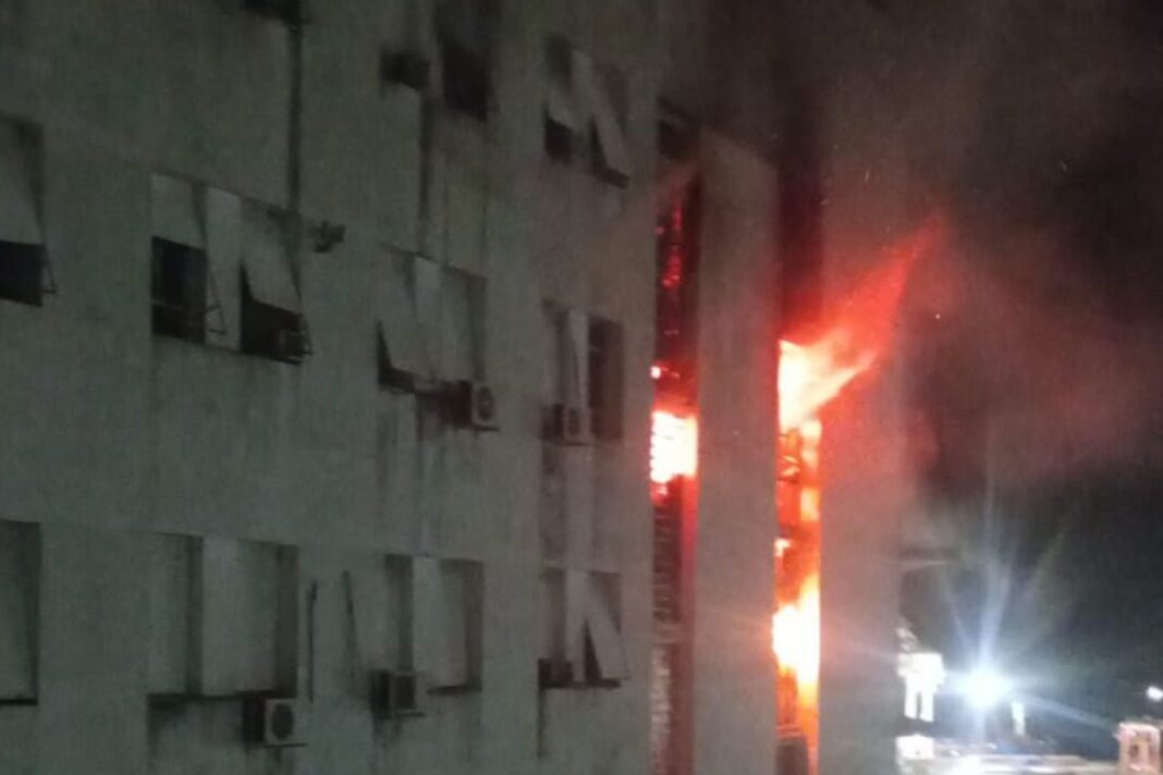 Operativo de bomberos durante el incendio en el Edificio Libertad de la Armada Argentina en Retiro.