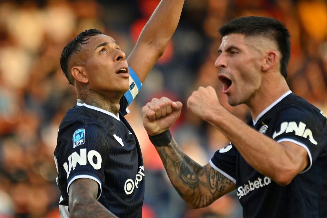 Jugadores de Independiente Rivadavia celebran un gol durante el partido contra Tigre en el estadio de Victoria.
