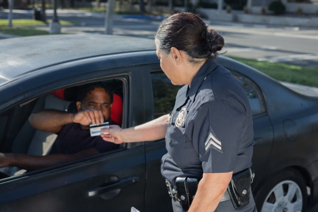 Mapa de Estados Unidos destacando los estados de Indiana y Florida, con un camión de carga en primer plano.