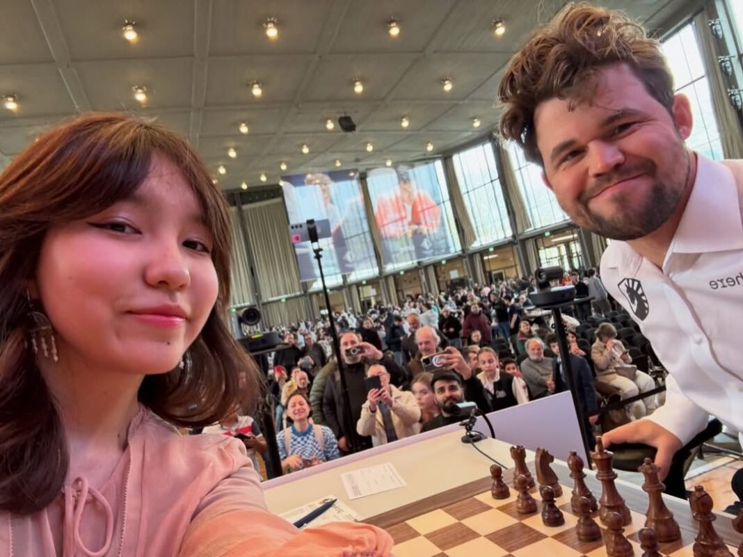 Magnus Carlsen y Alua Nurman posan para una selfie antes de su partida en el Grenke Chess Festival.