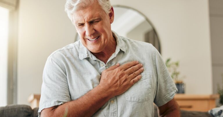 Ilustración médica de una jeringa junto a una representación esquemática de un corazón humano.