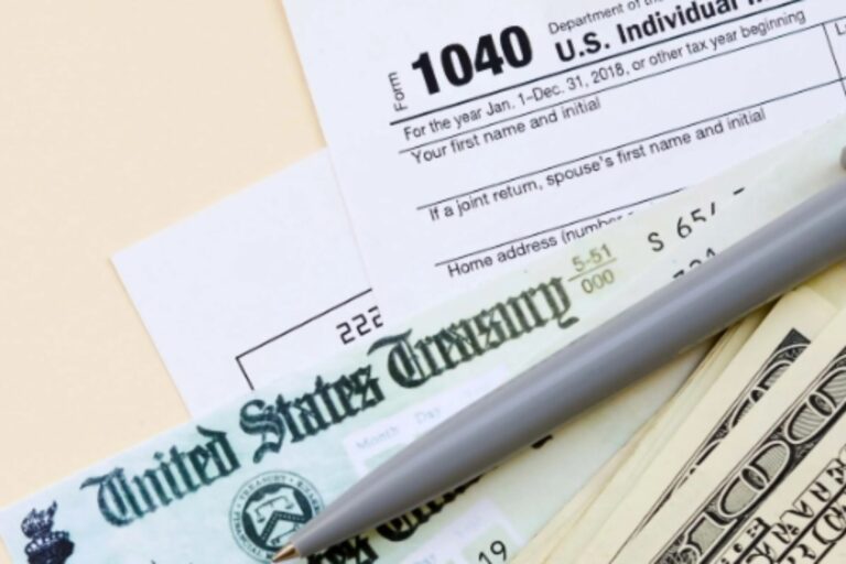 Ilustración de un documento de impuestos con una lupa sobre la firma de un preparador.