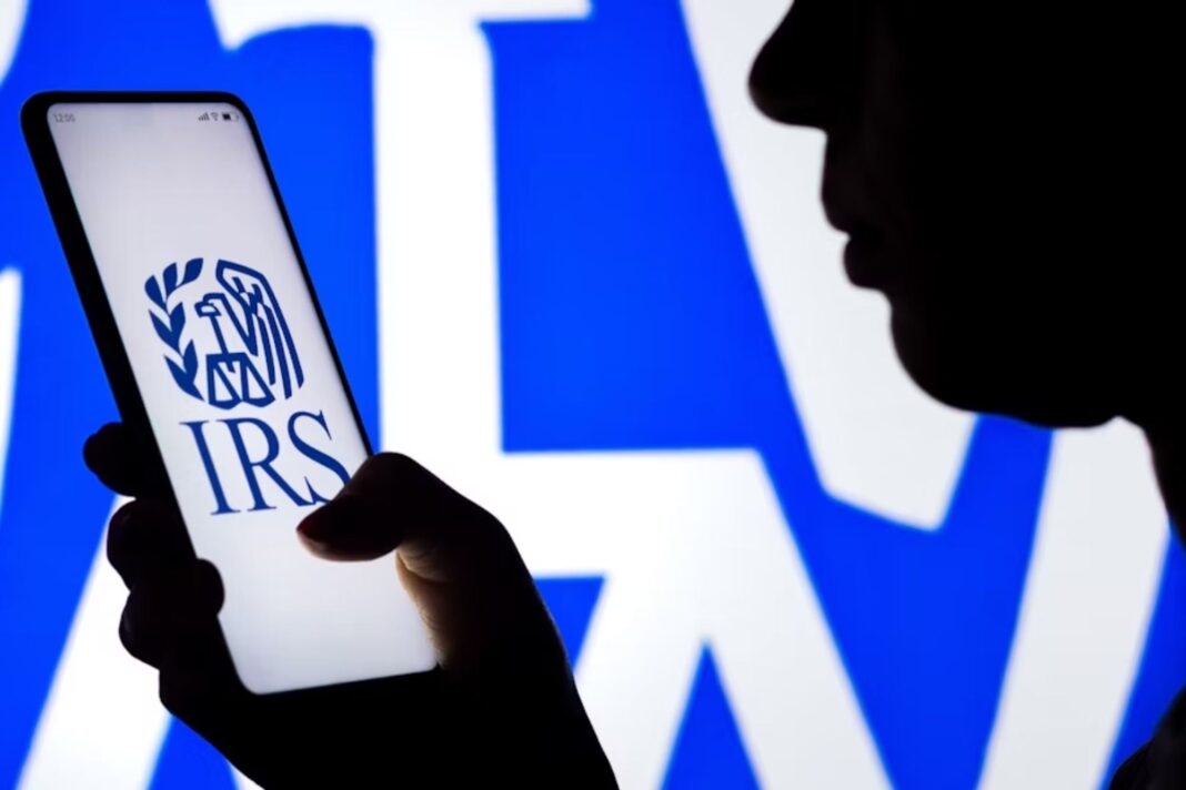 Ilustración de un escudo con un candado representando la seguridad fiscal y un documento con el logo del IRS.