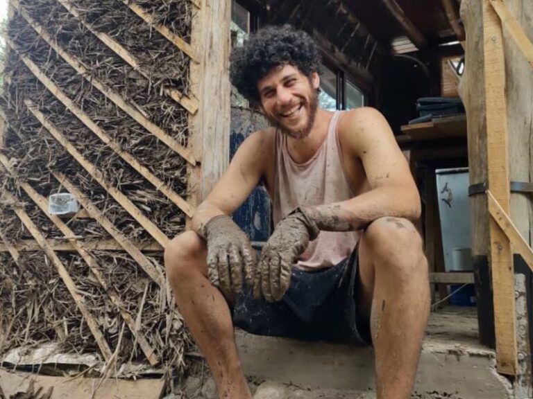 Jerónimo Weich junto a la biopiscina de su casa sustentable en Los Hornillos, Córdoba.