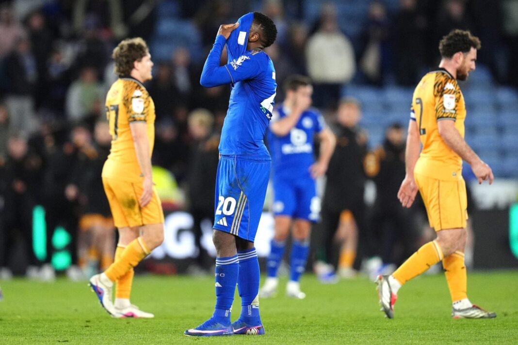 Aficionados del Leicester City en el King Power Stadium tras confirmarse el descenso a tercera división.