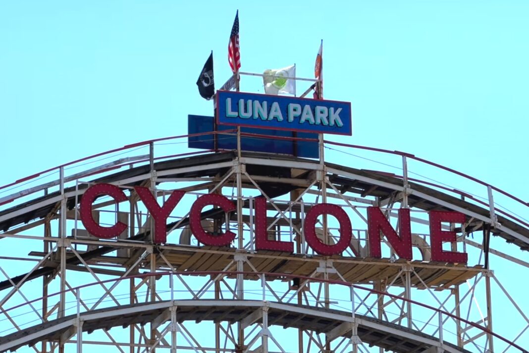Vista aérea del Luna Park de Coney Island con la montaña rusa Cyclone y la Wonder Wheel en Brooklyn, Nueva York.