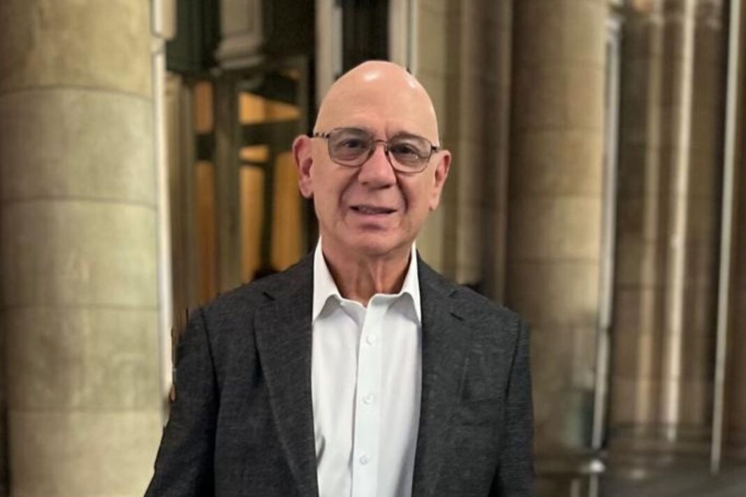 Médico argentino Julio Lautersztain promoviendo enfermería avanzada