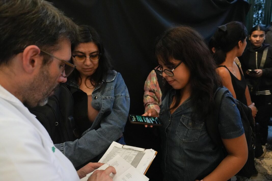 Estudiantes conversando en el patio de una universidad pública argentina