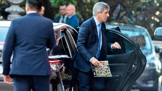 Gráfico de caída de recaudación fiscal y actividad económica en Argentina