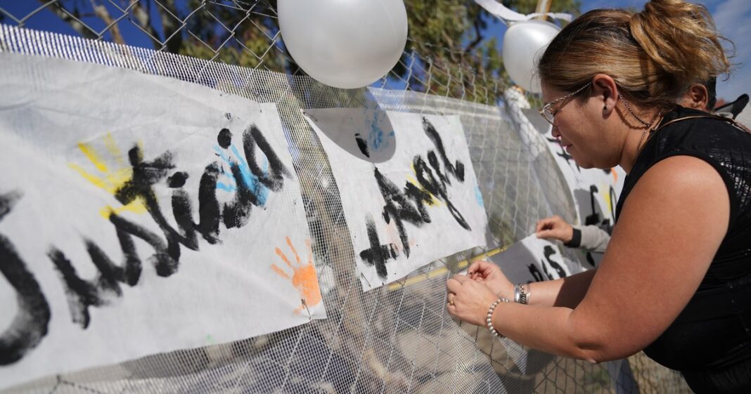 Manifestación de vecinos y familiares frente a la Ciudad Judicial de Comodoro Rivadavia.