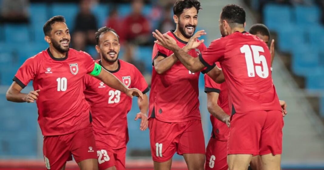 Ilustración de un balón de fútbol rodeado de banderas de países debutantes en el Mundial 2026.