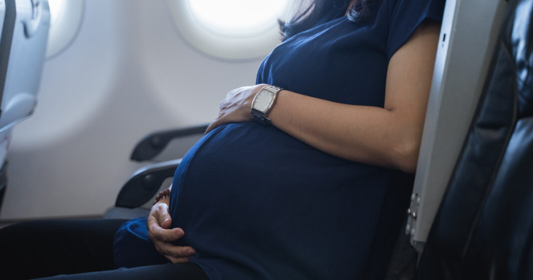 Avión en vuelo, ilustración de un caso de parto a bordo.