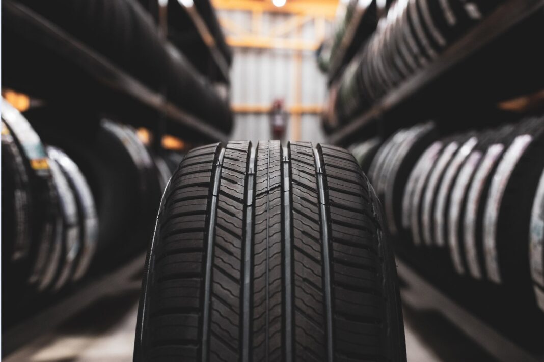 Neumático de auto con testigos de desgaste visibles en la banda de rodamiento