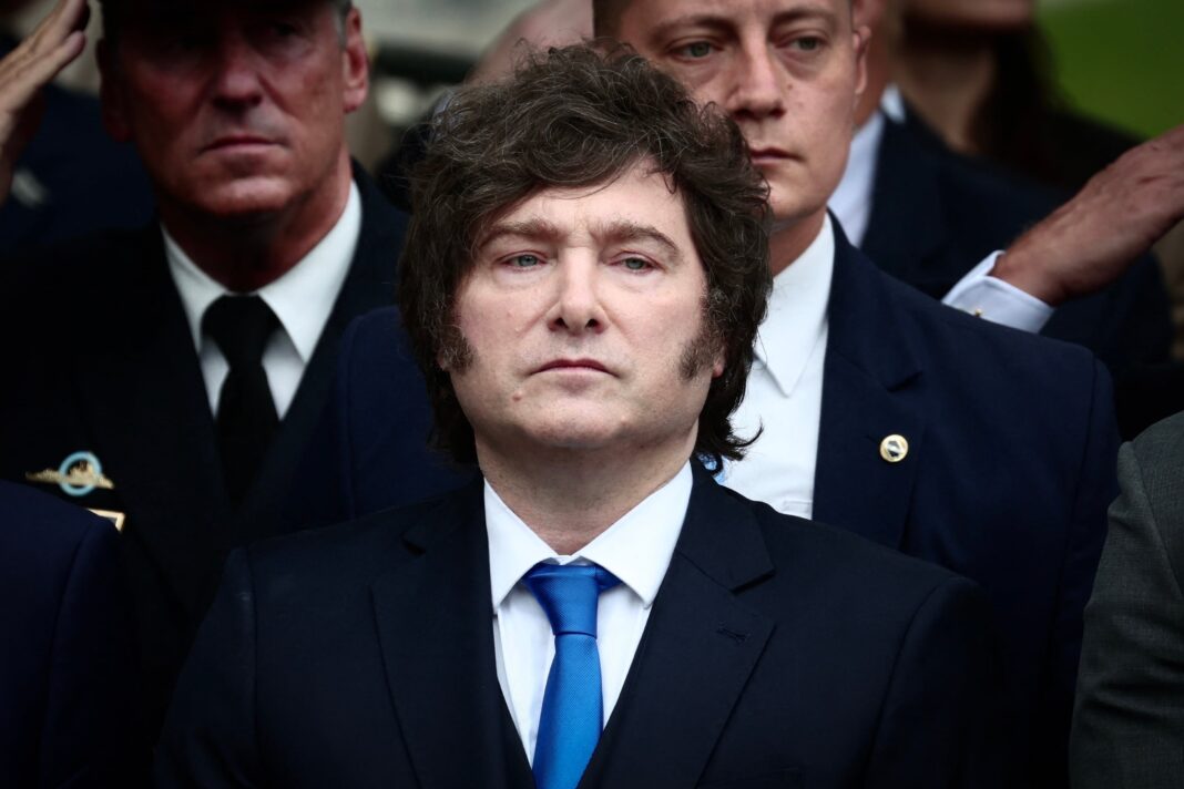 Logotipo de The New York Times junto a un símbolo gráfico que representa criptomonedas y la bandera de Argentina.