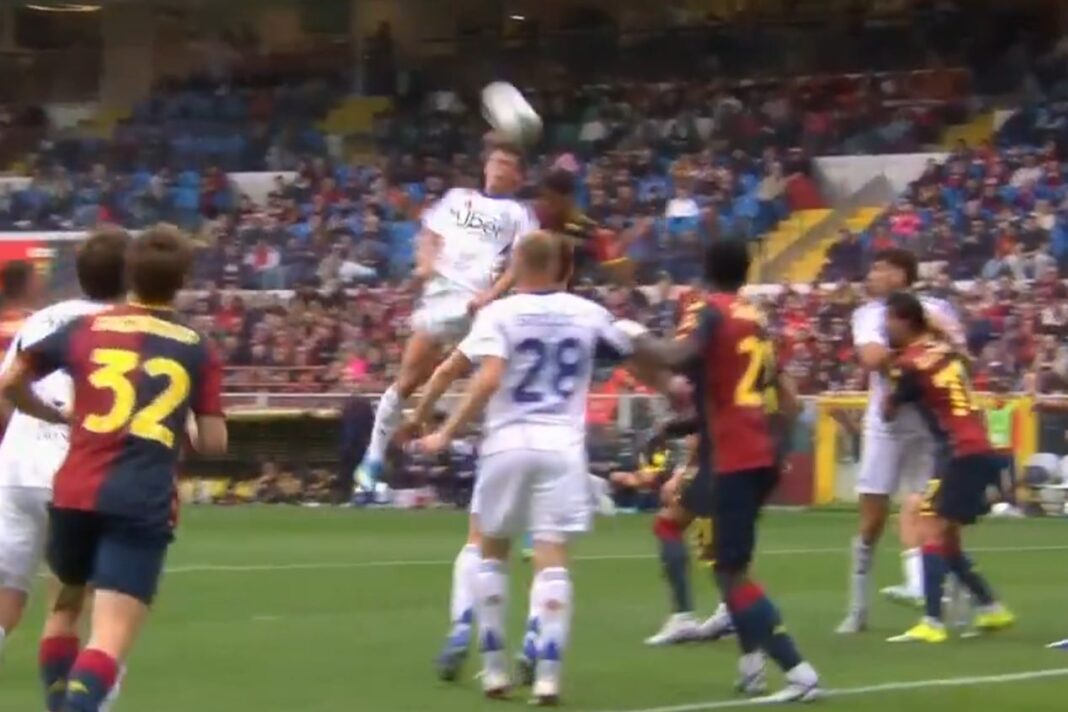 Nico Paz en el campo de juego durante el partido Como vs Genoa de la Serie A