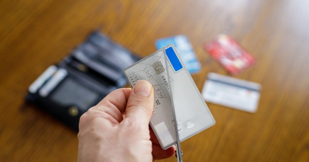 Tarjetas de crédito vencidas reutilizadas como etiquetas organizadoras en frascos y cajas