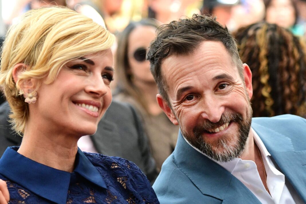 Noah Wyle posa junto a su estrella en el Paseo de la Fama de Hollywood.