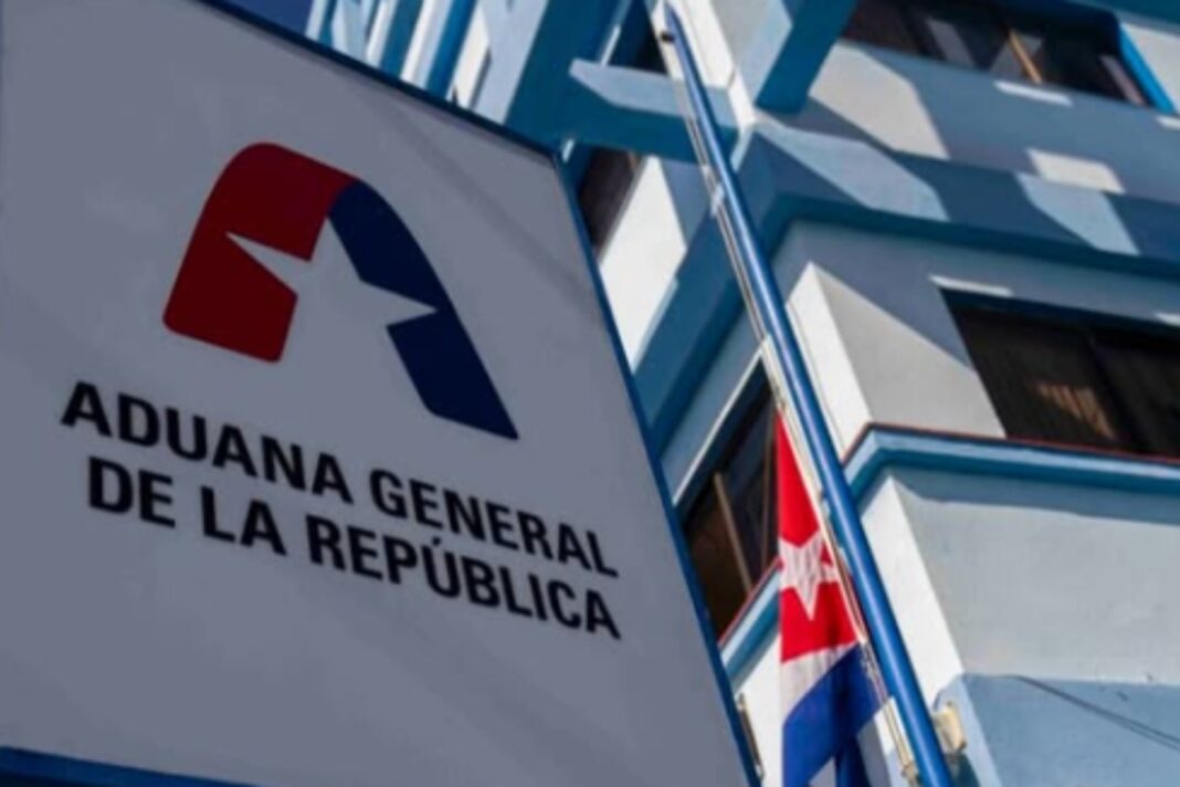 Aduana en aeropuerto de Cuba con controles de equipaje