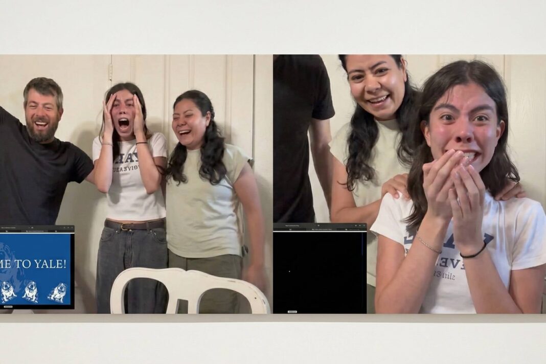 Ohanna Carrascoza sonríe junto a sus padres frente a una computadora, celebrando su aceptación universitaria.