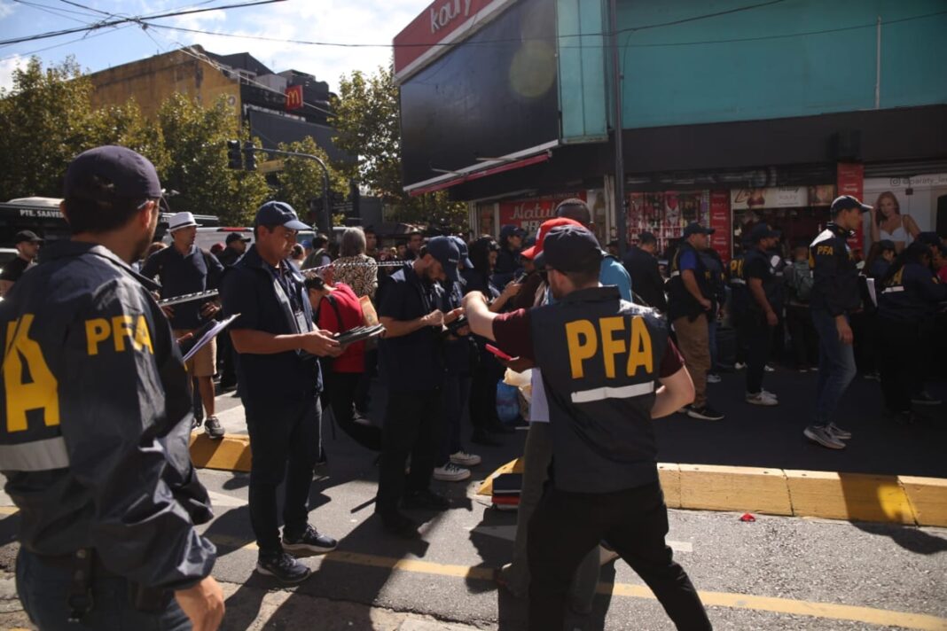 Efectivos policiales realizando controles en la zona de Plaza Miserere, barrio de Once, Ciudad de Buenos Aires.