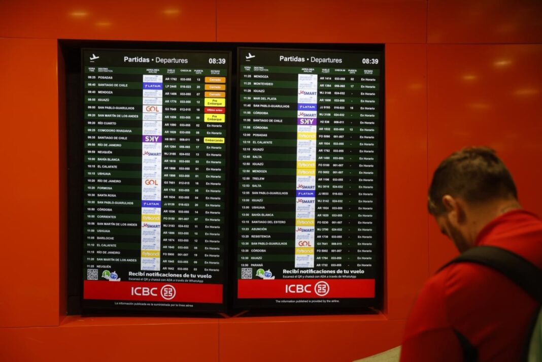 Pantalla de salidas en un aeropuerto mostrando vuelos y horarios