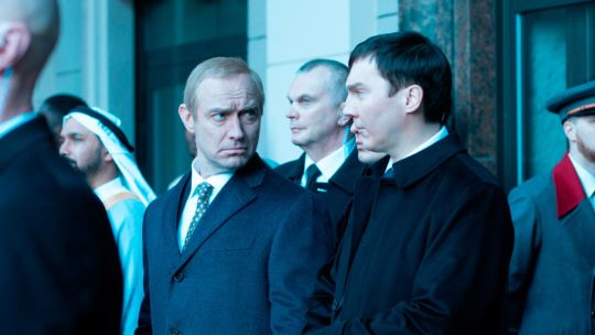 Paul Dano y Jude Law en un fotograma de la película The Wizard of the Kremlin.