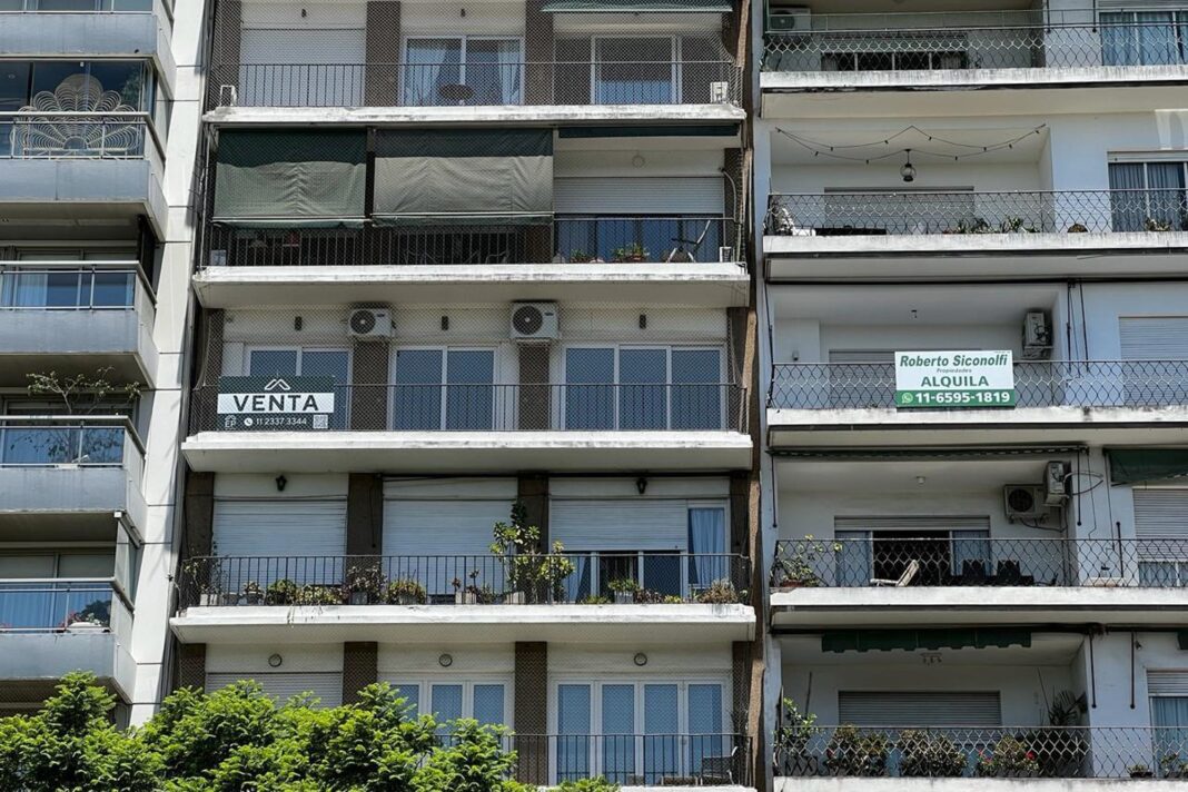 Gráfico y edificios representando el mercado de propiedades usadas en Argentina