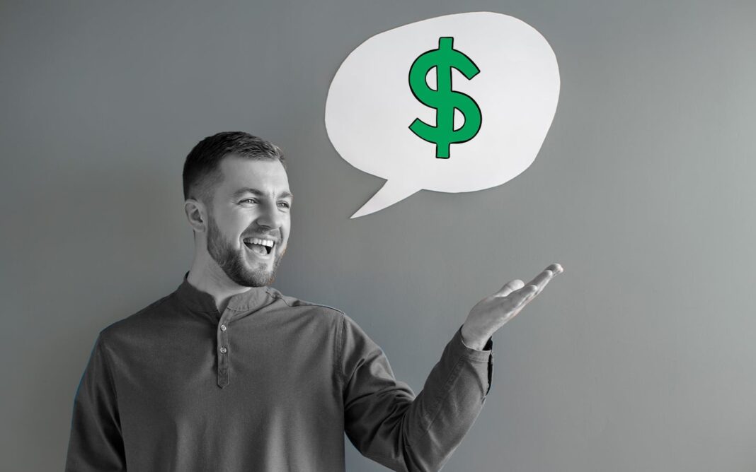 Persona revisando gráficos financieros en una tablet junto a una taza de café, representando la planificación económica personal.