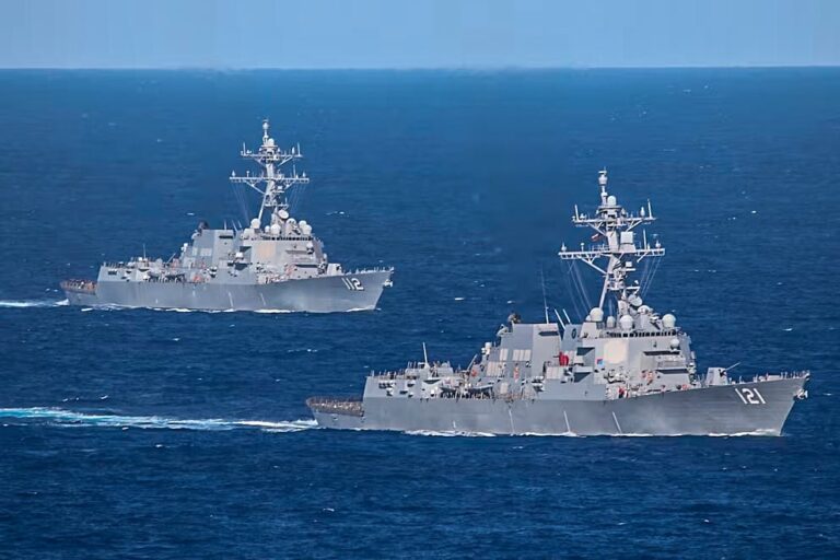 Mapa del estrecho de Ormuz con buques militares