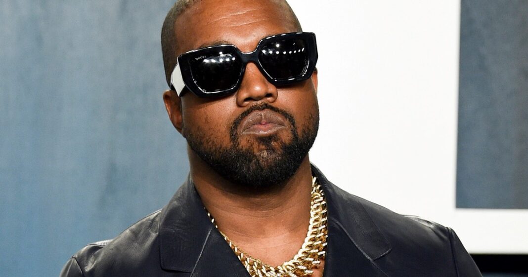 Kanye West, también conocido como Ye, en un escenario.