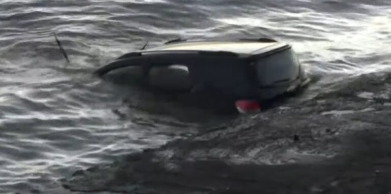 Operativo de rescate en la costanera del Río de la Plata tras accidente vehicular.