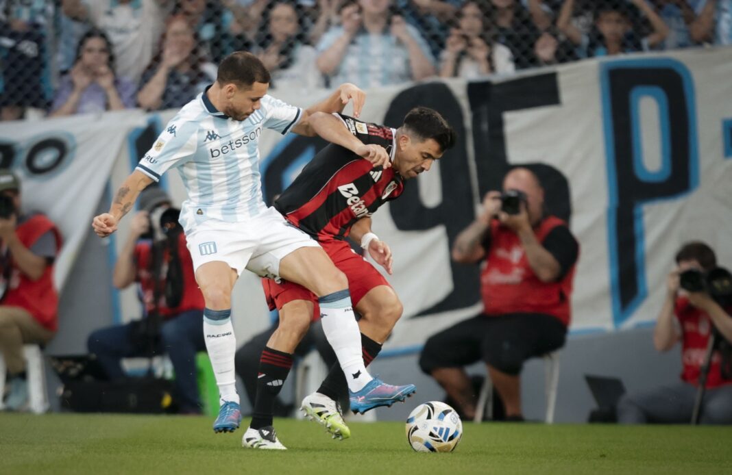 Jugadores de Racing Club y River Plate durante un clásico anterior en el estadio de Avellaneda.