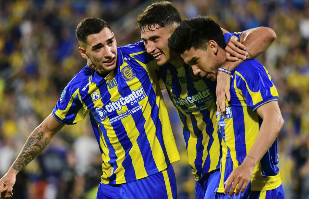 Jugadores de Rosario Central celebran el gol de Vicente Pizarro en el último minuto del partido contra Sarmiento.