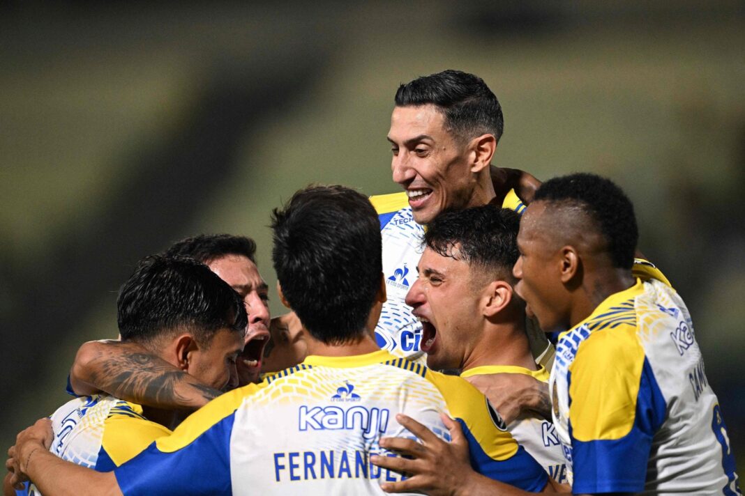 Jugadores de Rosario Central celebrando un gol en el estadio Olímpico de la UCV en Caracas