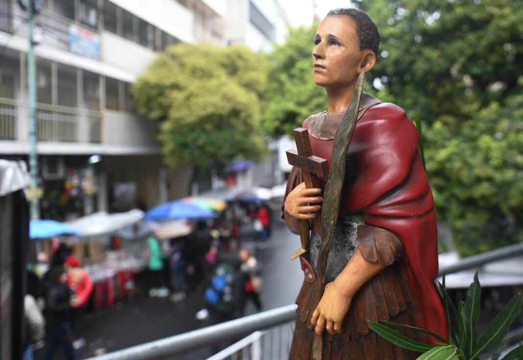 Imagen de San Expedito, representado como soldado romano con cruz, en la parroquia Nuestra Señora de Balvanera, Buenos Aires.