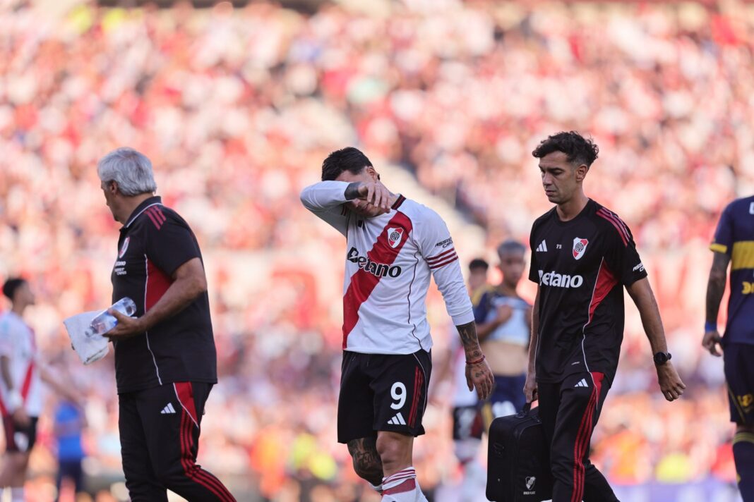 Sebastián Driussi, jugador de River Plate, en el campo de juego.