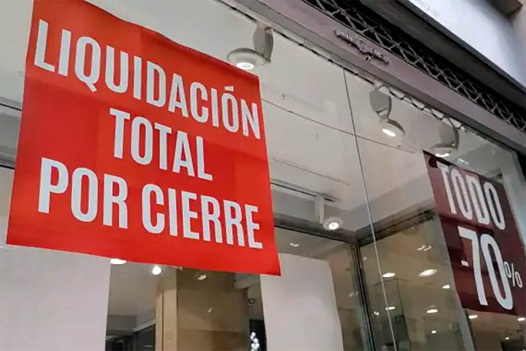Gráfico mostrando la evolución de cierres de empresas por sector en Argentina durante 2025