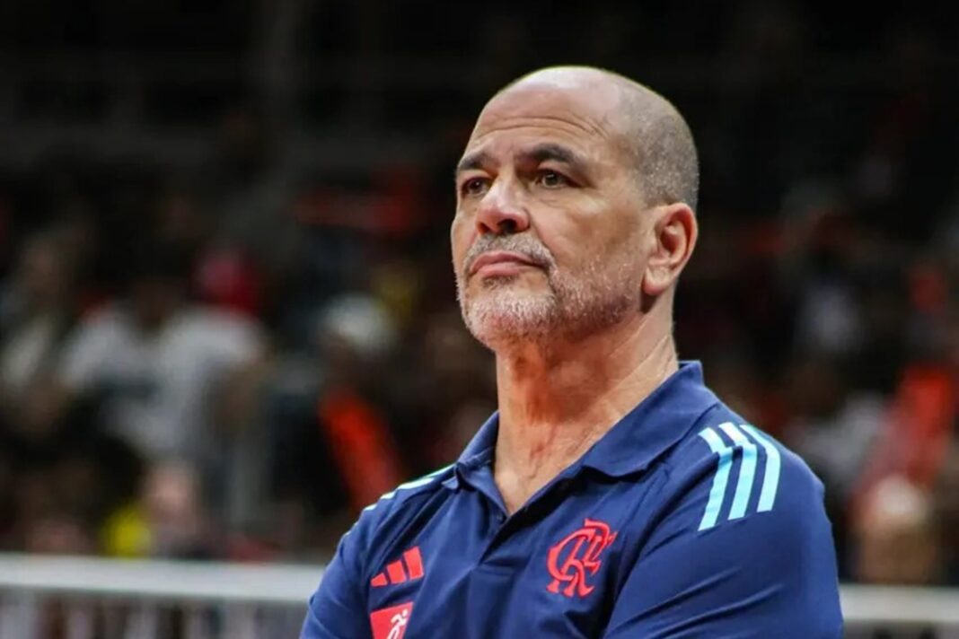 Sergio Hernández, entrenador de básquet, durante un partido.