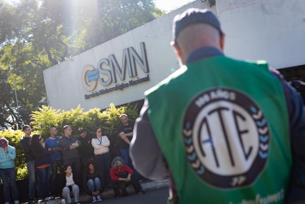 Edificio del Servicio Meteorológico Nacional con cartel de paro