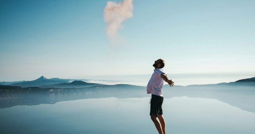 Ilustración de un árbol torcido y un árbol recto en un paisaje, representando el proverbio chino.
