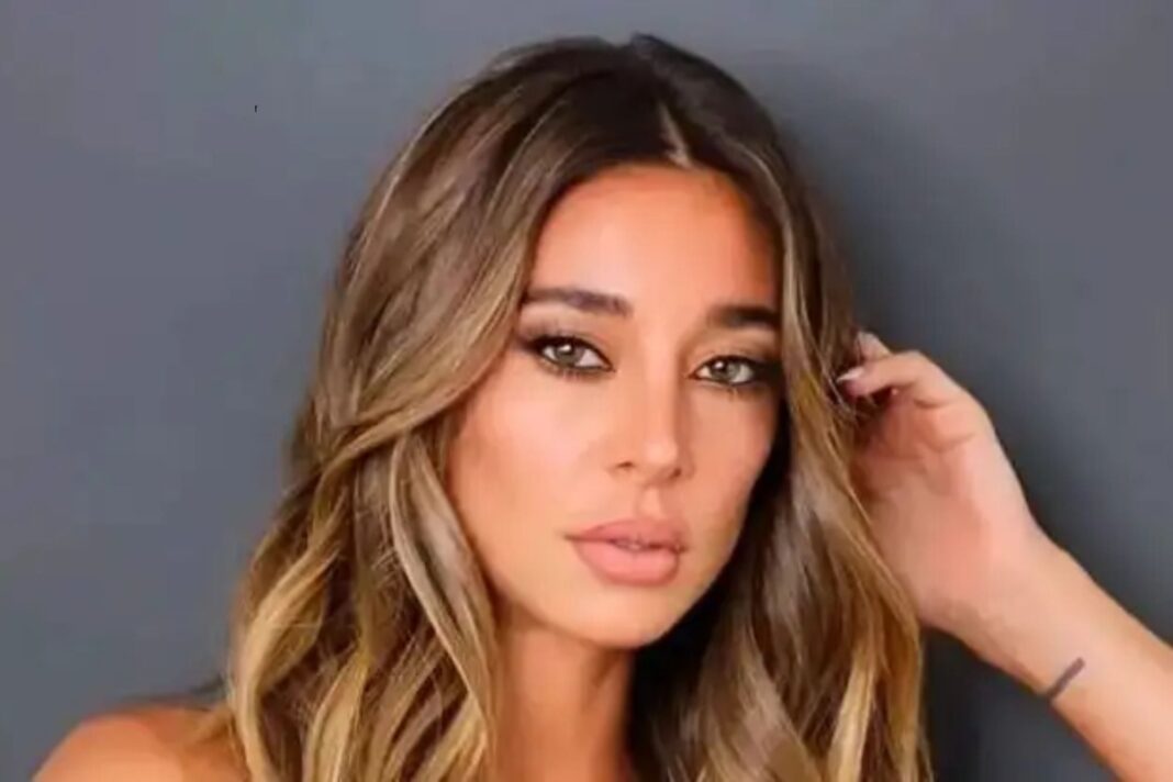 Sol Pérez en el estudio de Gran Hermano vistiendo una remera oversize con la frase 'Yo hago ravioles, ella hace ravioles'.