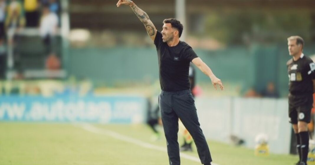 Carlos Tevez, director técnico de Talleres, observa el partido desde el banco de suplentes.