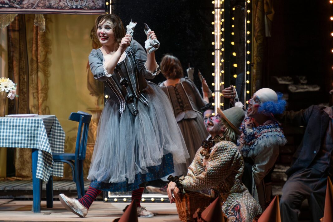 Elenco y orquesta durante la función inaugural de la temporada lírica en el Teatro Colón.